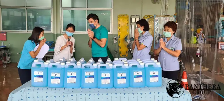 กลุ่มบริษัทแพนเธราร่วมต่อสู้กับการระบาดครั้งใหม่  มอบเจลแอลกอฮอล์ 5,000 ลิตร ให้แก่โรงพยาบาลทั่วกรุงเทพฯ