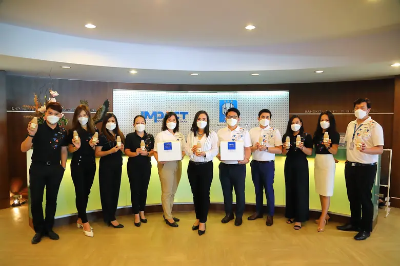 นางอัจฉราวรรณ ศุภางคะรัตน์ (กลาง) ผู้อำนว...