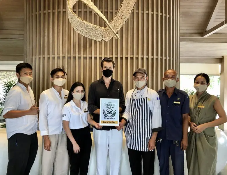 ทิโม่ เคว้นซ์ลี่ (คนที่ 4 จากซ้าย) ผู้จัด...