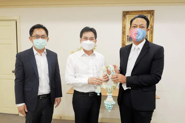 ดร.รักษ์ วรกิจโภคาทร (ขวา) กรรมการผู้จัดก...