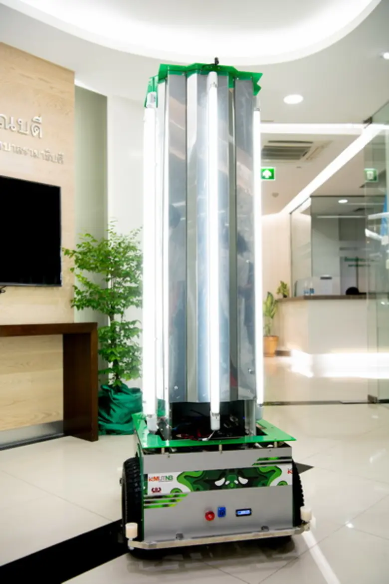 มจพ .มอบนวัตกรรมหุ่นยนต์ประดู่แดงฉายแสง UVC แก่โรงพยาบาลรามาธิบดี