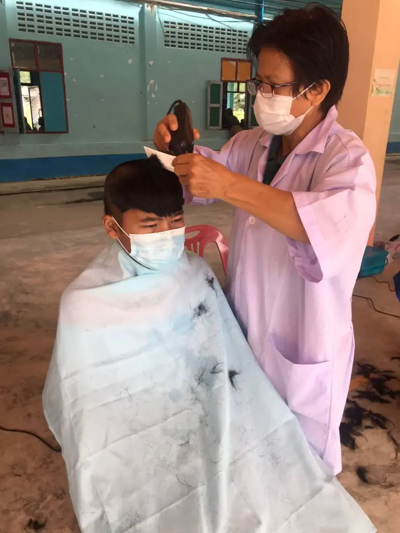 สนพ.ระนอง ออกหน่วยให้บริการตัดผมฟรีให้แก่นักเรียน