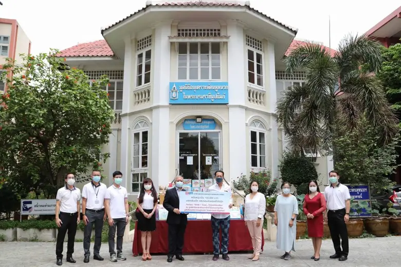 ดร.รักษ์ วรกิจโภคาทร (ที่ 5 จากขวา) กรรมก...