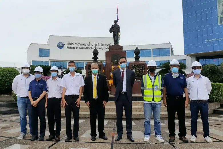 นายประสงค์ ธาราไชย (กลาง) ประธานกรรมการบร...