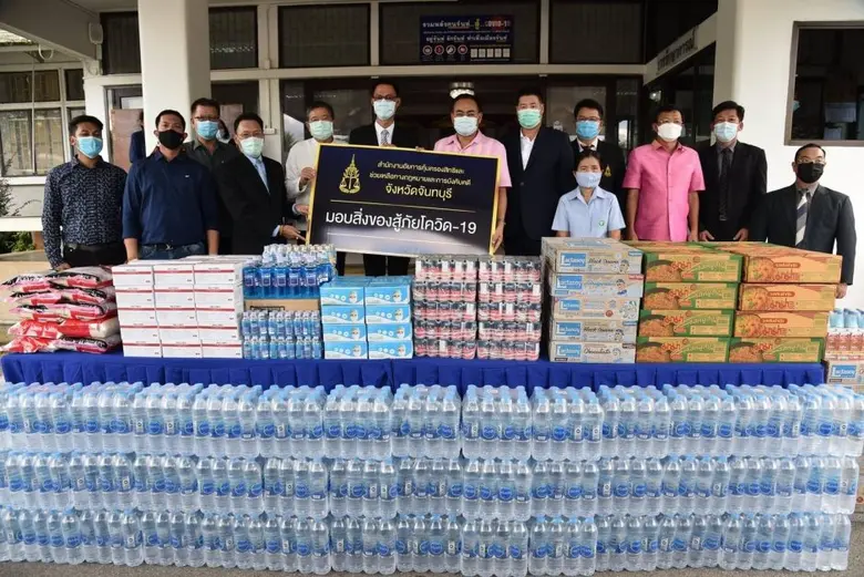 นายสุธี ทองแย้ม (กลาง) ผู้ว่าราชการจังหวั...