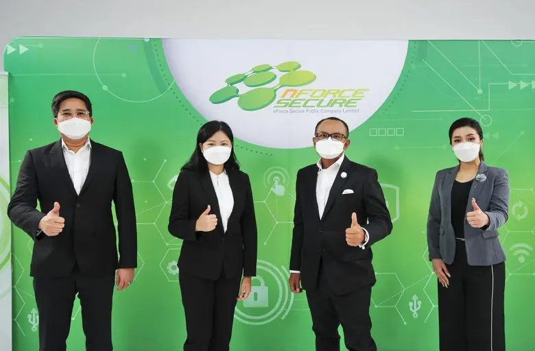 คุณนักรบ เนียมนามธรรม (ที่2 จากขวา) ประธา...