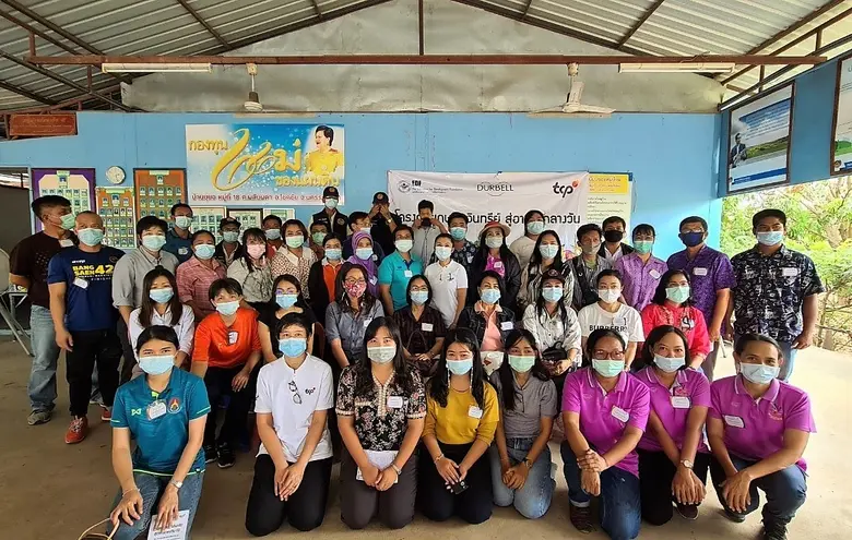 นางสาวจารุวัฒน์ บุษมาลี (แถวยืนที่ 8 จากซ...