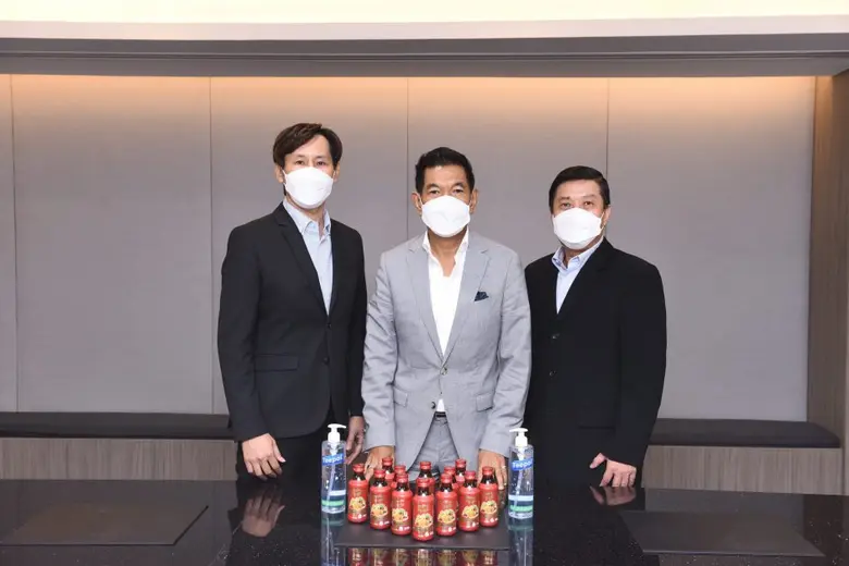 นายชนินทร์ เย็นสุดใจ (กลาง) ประธานกรรมการ...