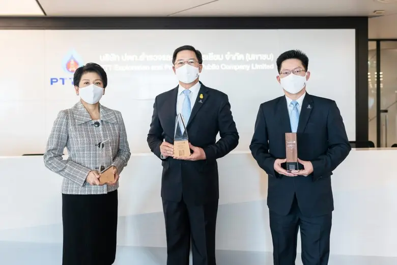 นายพงศธร ทวีสิน (กลาง) ประธานเจ้าหน้าที่บ...