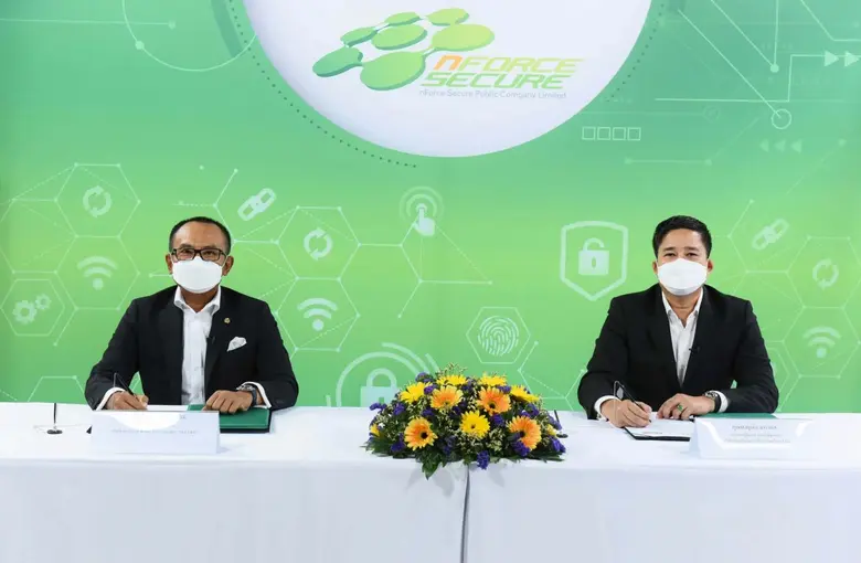 คุณนักรบ เนียมนามธรรม (ซ้าย) ประธานเจ้าหน...