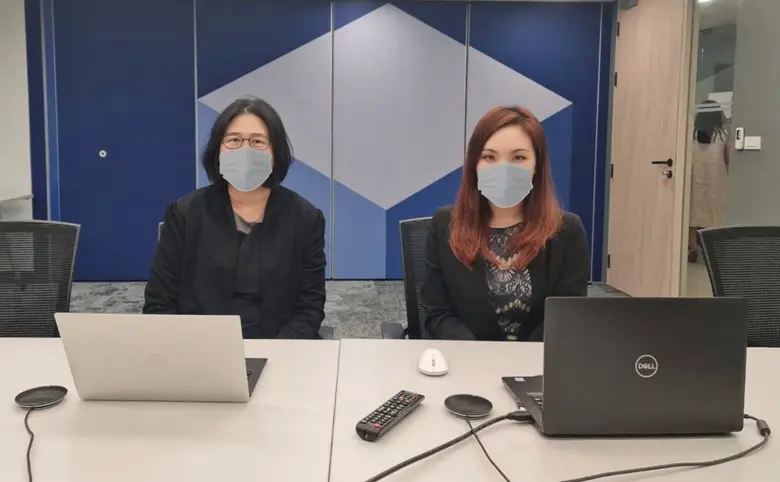 คุณอรอนงค์ วิชชุชาญ (ซ้าย) ประธานเจ้าหน้า...