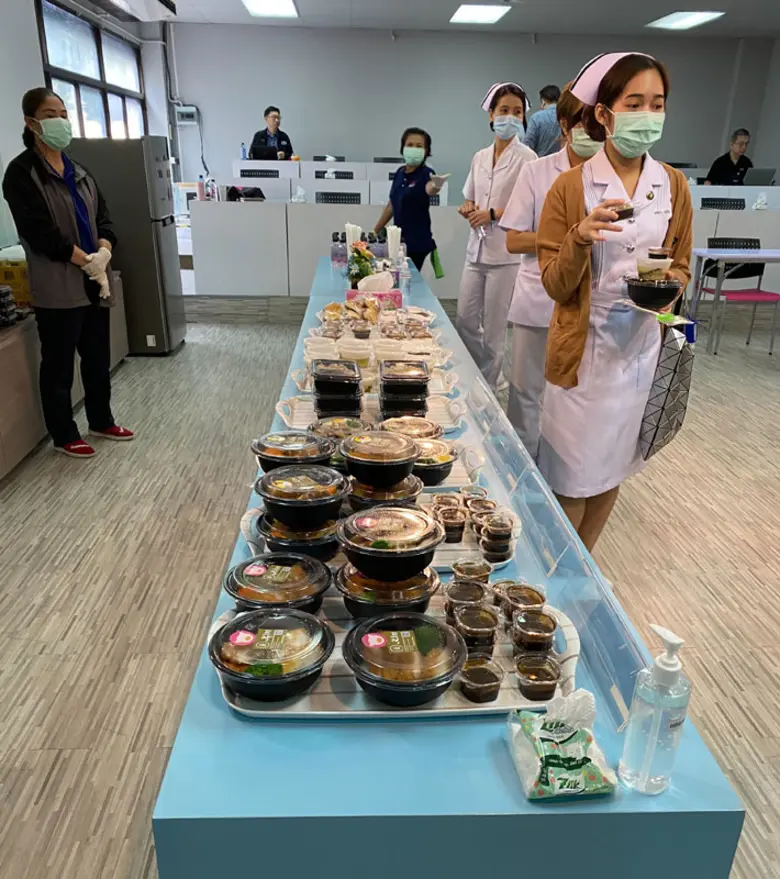 ขอขอบคุณ!"คุณนานา"บริษัทเดอะนาตาชา จำกัดและบริษัทอิวาไบโอเมทริก โซลูชั่น แอนด์ เมดดิเคิล โพคิดท์ จำกัด มอบอาหารญี่ปุ่น KIN ศูนย์ฉีดวัคซีนฯกทม.-ศรีปทุม