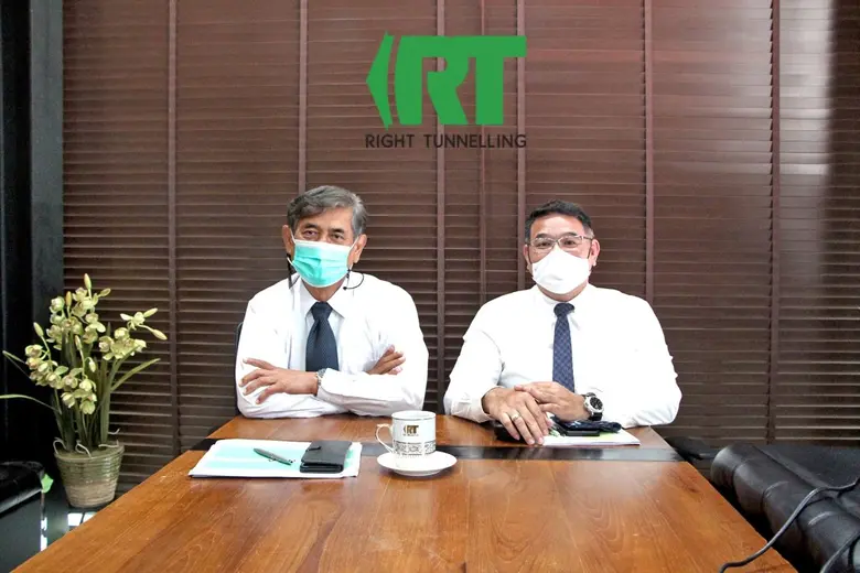 นายชวลิต ถนอมถิ่น (ซ้าย) ประธานเจ้าหน้าที...