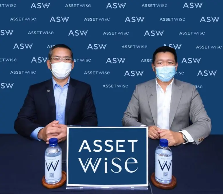 คุณกรมเชษฐ์ วิพันธ์พงษ์ (ขวา) ประธานเจ้าห...