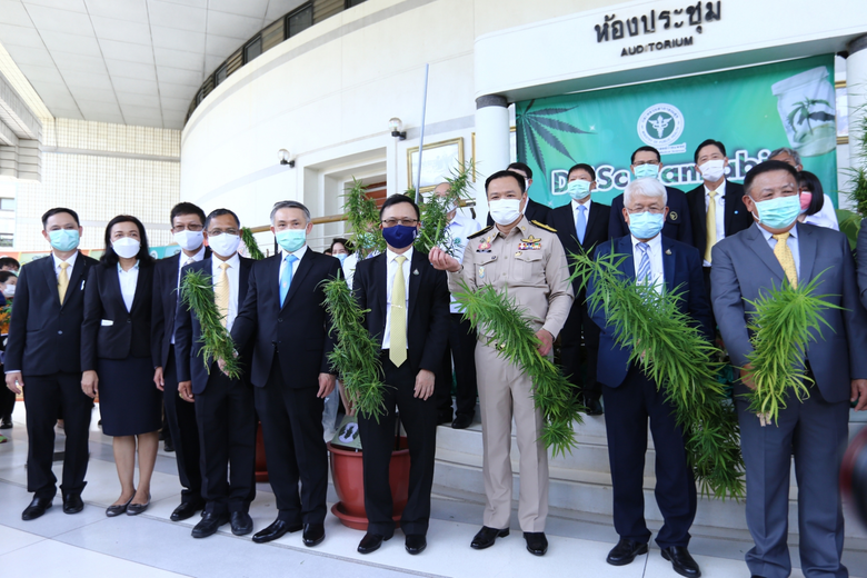 นายอนุทิน ชาญวีรกูล รองนายกรัฐมนตรีและรัฐ...