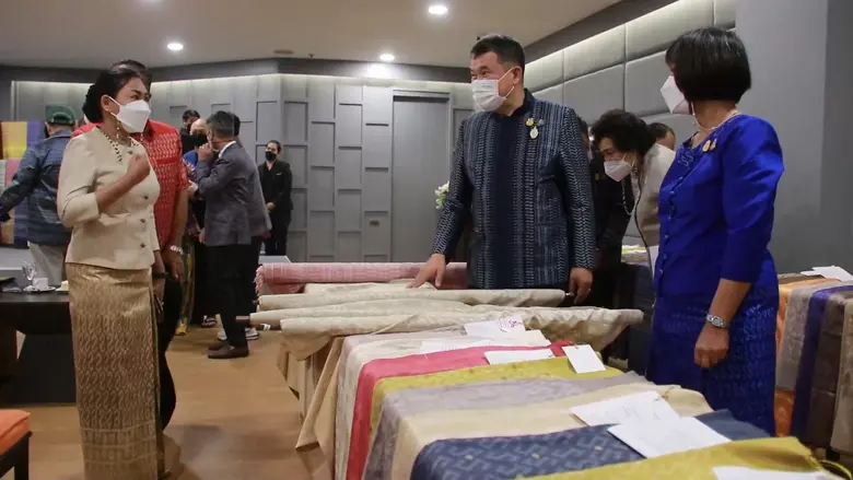 กรมการพัฒนาชุมชน เปิดเวทีเฟ้นหาผ้าถิ่นอีส...