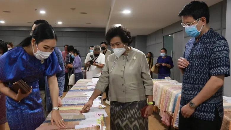 พช. เปิดเวทีเฟ้นหาผ้าถิ่นอีสานลายพระราชทาน "ผ้าลายขอเจ้าฟ้าสิริวัณณวรีฯ" ที่อุดรธานี ยอดประกวด 1,677 ผืน