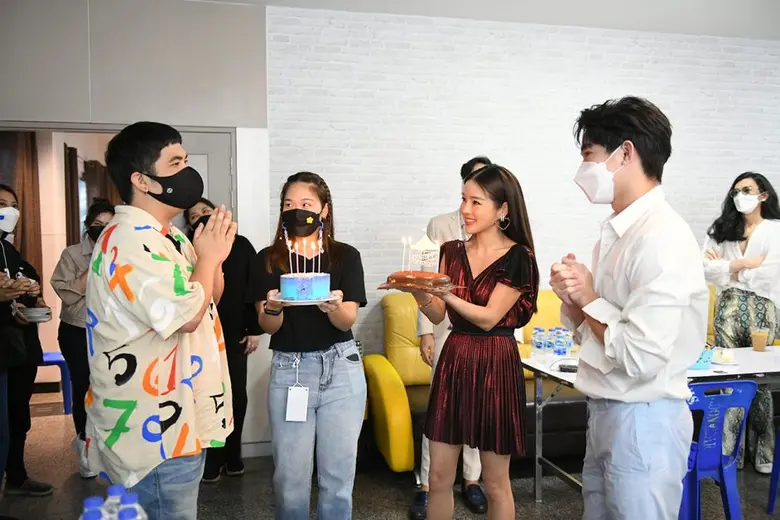 "หมอริท - แจ็ค" ยิ้มแก้มปริ! "แอร์-เอกกี้" ยกเค้กแฮปปี้เบิร์ดเดย์  ในรายการ "GUESS MY AGE รู้หน้า ไม่รู้วัย"