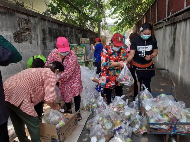 "วันสร้างสุข สู้โควิด" ลงพื้นที่ ช่วยชุมชนต่อเนื่อง เร่งมอบทุนให้ "ร้านค้า" ทำอาหารกล่อง ช่วยชาวบ้าน