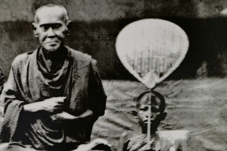 จากภาพถ่ายฟิล์มกระจกโบราณคืนชีวิตสู่เซรามิก ในผลงานอนุรักษ์ภาพถ่ายของสมเด็จพระพุฒาจารย์ (โต พฺรหฺมรํสี) จาก PixCera ร่วมกับ ศิลปินช่างภาพร่วมสมัย ชาติฉกาจ ไวกวี