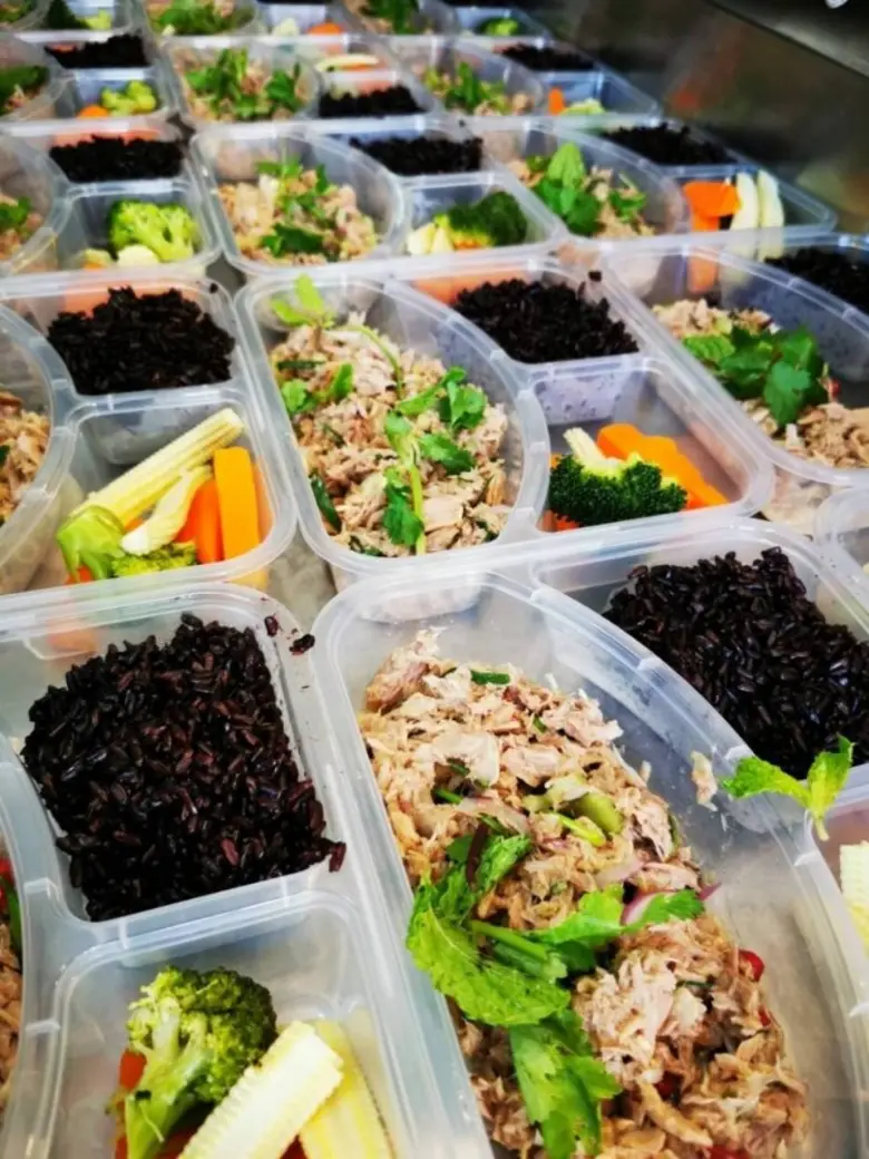 ขอขอบคุณ คุณสัมพันธ์ ศิลปนาฎ สนับสนุนอาหารกลางวัน 170 กล่อง สนับสนุน ศูนย์ฉีดวัคซีนมหาวิทยาลัยศรีปทุม