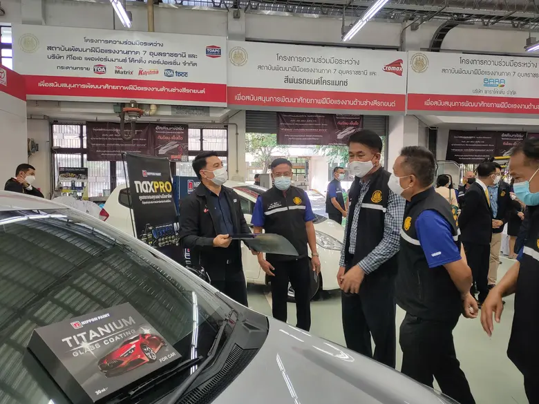 นิปปอนเพนต์ส่งมอบวัสดุฝึก ผลิตภัณฑ์สีพ่นซ่อมรถยนต์นิปปอนเพนต์ให้กับสถาบันพัฒนาฝีมือแรงงาน