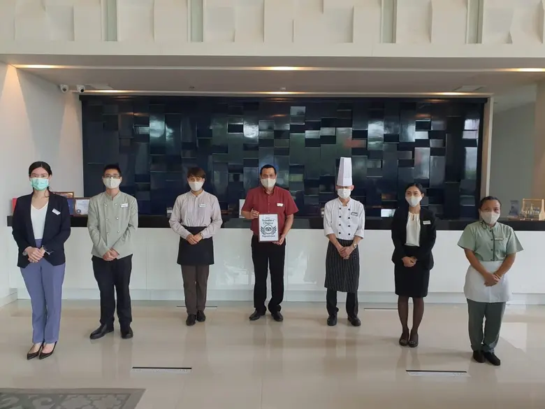 มกริน พรหมโยธี (กลาง) ผู้จัดการทั่วไป โรง...