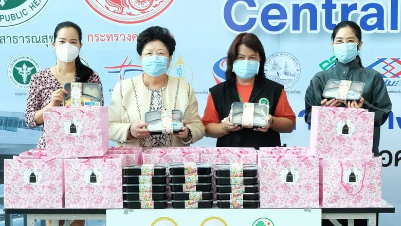 นางอรพิน เลี่ยวไพรัตน์ (ที่ 2 จากซ้าย) รอ...