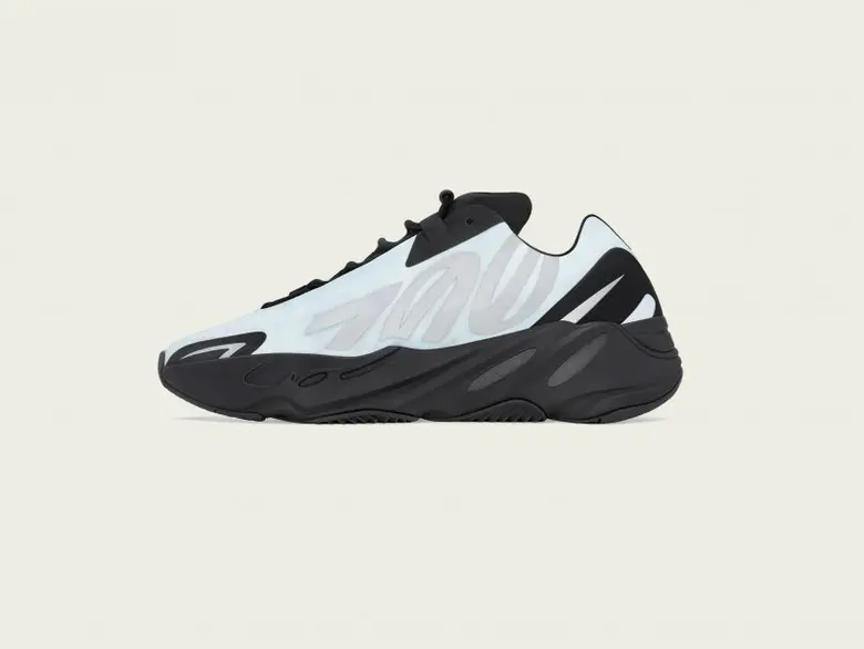 หลังจากที่เผยโฉม YEEZY BOOST 700 ดีไซน์ให...
