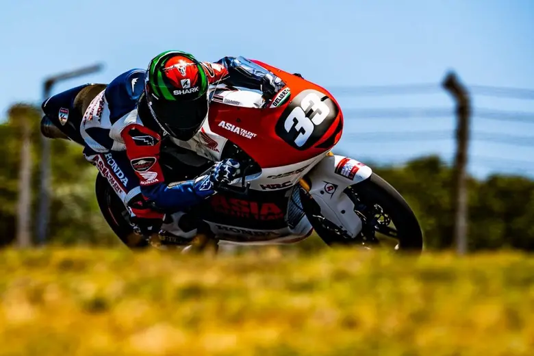 "ก๊องส์" ธัชกร บัวศรี ยอดนักบิดดาวรุ่งชาว...