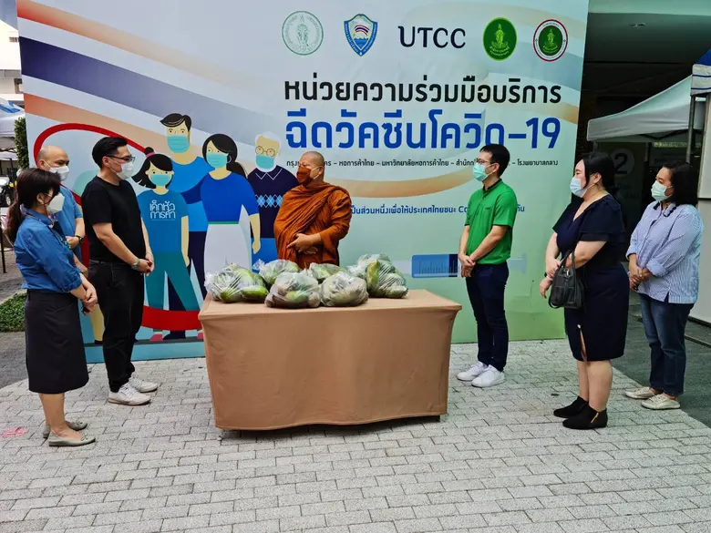 พระอาจารย์นวลจันทร์ มอบมะม่วงให้กับบุคลากรทางการแพทย์