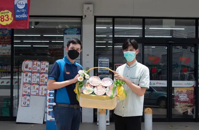 นายสรวัฒน์ สัตยาสุนทร (ซ้าย) ผู้ช่วยผู้จั...