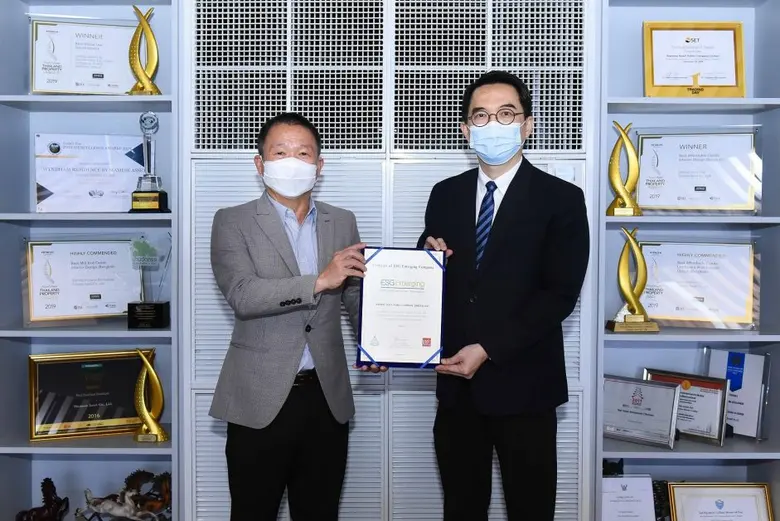 คุณขจรศิษฐ์ สิ่งสรรเสริญ (ซ้าย) ประธานเจ้...