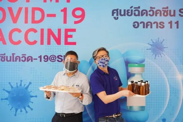 ขอขอบคุณ! 6 คณบดี SPU ผนึกกำลัง ส่งมอบน้ำเก๊กฮวยน้ำลำไยและอาหารว่าง สนับสนุนบุคลากรทางการแพทย์ อาสาสมัคร ศูนย์ฉีดวัคซีน SPU