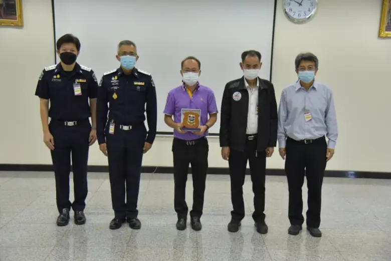 คุณวันชัย เหลืองวิริยะ (กลาง) ประธานเจ้าห...