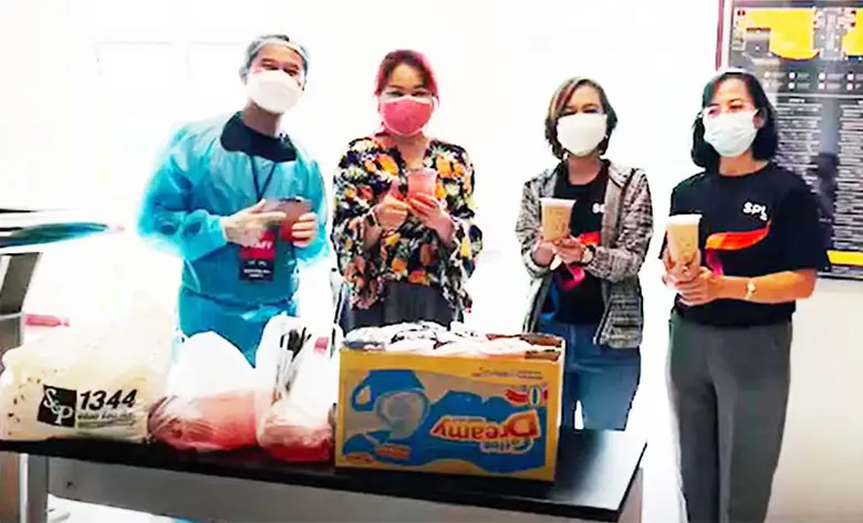 ขอขอบคุณ! วิทยาลัยบัณฑิตศึกษาด้านการจัดการ SPU มอบชานมและเค็กกล้วยหอม สนับสนุนบุคลากรทางการแพทย์ อาสาสมัคร ศูนย์ฉีดวัคซีน SPU