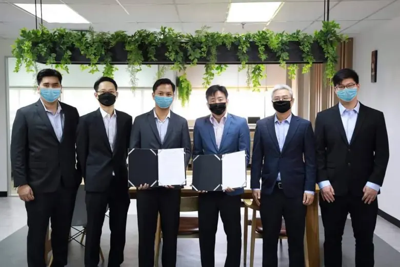 คุณบุญเลิศ เอี้ยวพรชัย (ที่ 3 จากขวา) ประ...