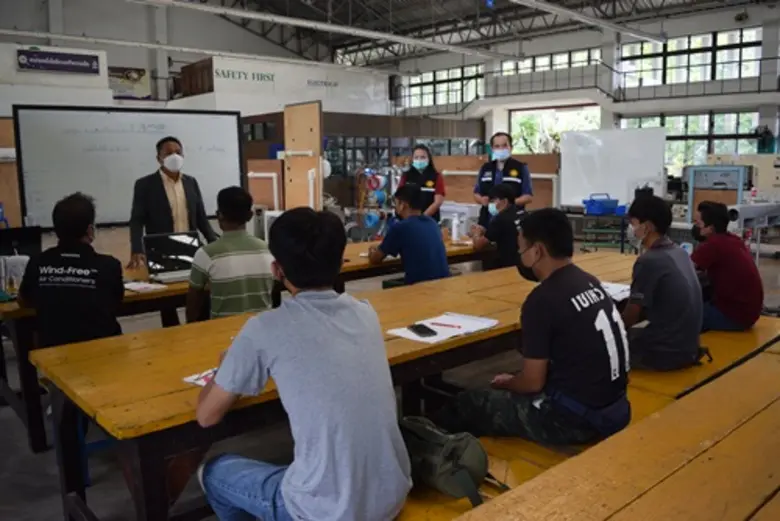 ผอ. สพร. 7 อุบลฯ ตรวจเยี่ยมการฝึกพร้อมให้กำลังใจผู้ได้รับผลกระทบจากโรคระบาด