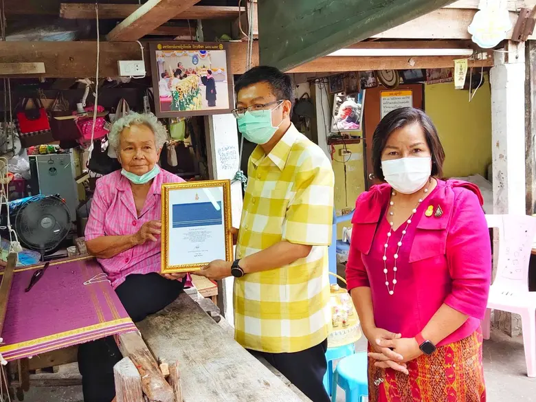 เปิดบ้านครูทอผ้ายกดอกลายโบราณจังหวัดร้อยเ...