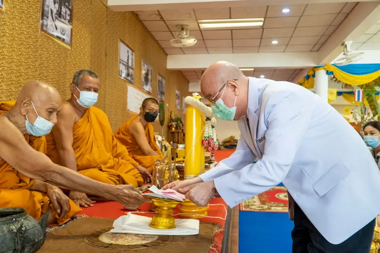 รพ.ไทยนครินทร์ ร่วมสืบสานประเพณี ถวายเทียนพรรษา ประจำปี 2564