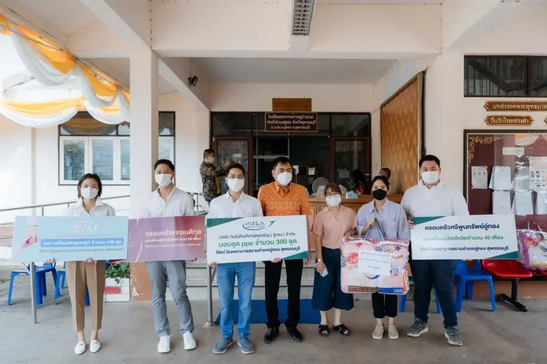 นางสาวกาญจน์ดา ขจรเนติกุล (ริมซ้าย) กรรมก...