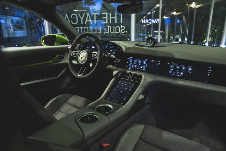 ปอร์เช่จัดนิทรรศการ Porsche Taycan electrifies Singapore's Gardens by the Bay รวมกับนิทรรศการ Dale Chihuly: Glass in Bloom