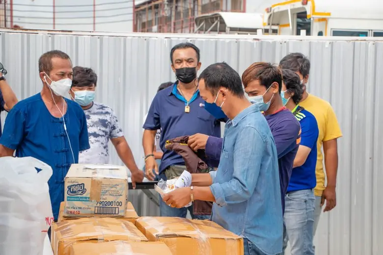 เวเบอร์ ตราตุ๊กแก และ ยิปรอค ร่วมใจสู้โควิด-19  ระดมแจกข้าวกล่องและถุงยังชีพกว่า 4,000 ชุดแก่แคมป์ก่อสร้าง 10 แห่งทั่วกรุงเทพฯ