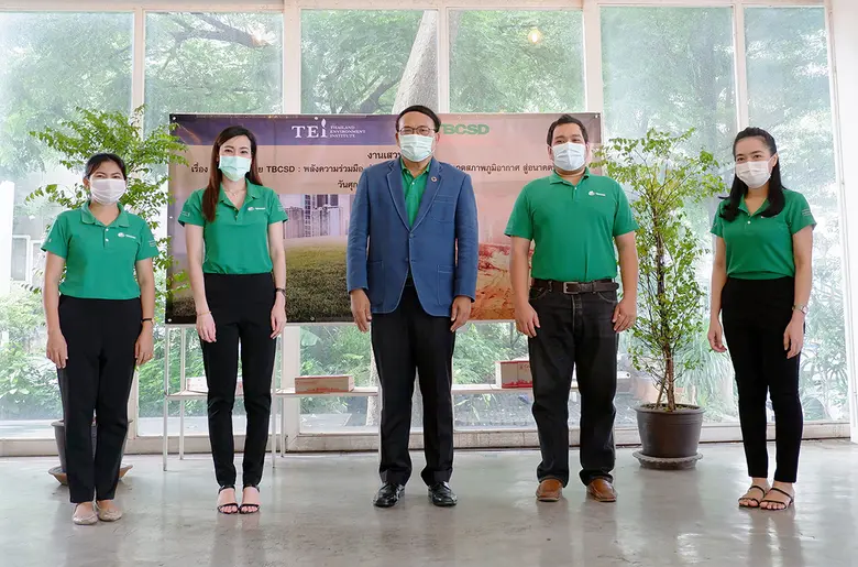 ดร.วิจารย์ สิมาฉายา (กลาง) ผู้อำนวยการสถา...