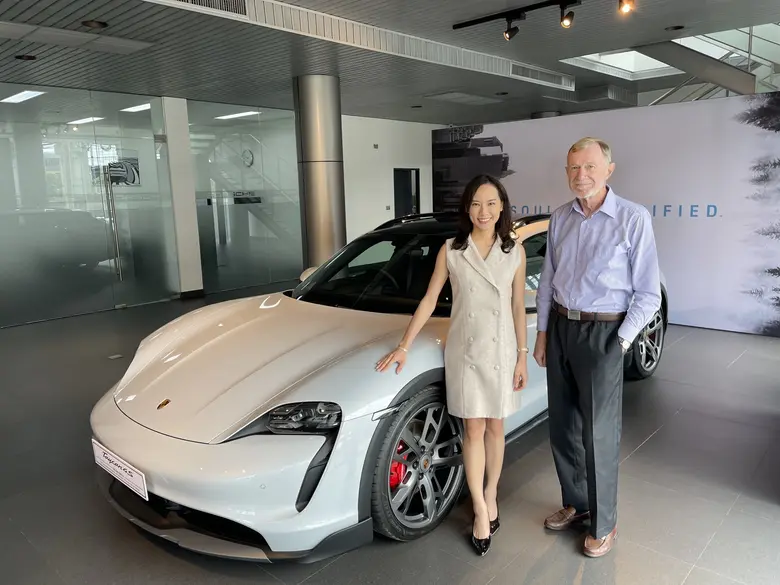 ปีเตอร์ โรห์เวอร์ กรรมการผู้จัดการ และ ปว...