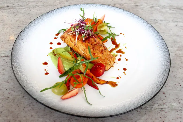 'สไปซ์ อัพ ยัวร์ ซีฟู้ด สลัด' นำเสนอสลัดสดใหม่จากท้องทะเลที่โคสต์ บีชคลับและบิสโทร ณ โรงแรมเซ็นทาราแกรนด์ หัวหิน