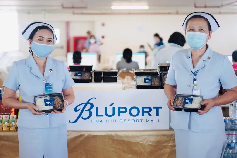 บลูพอร์ตหัวหิน บริจาคข้าวกล่อง น้ำดื่ม ขนม น้ำหวานและน้ำผลไม้ กว่า 100 ชุด ส่งกำลังใจชุดปฏิบัติการฉีดวัคซีนโควิด 19 โรงพยาบาลหัวหิน