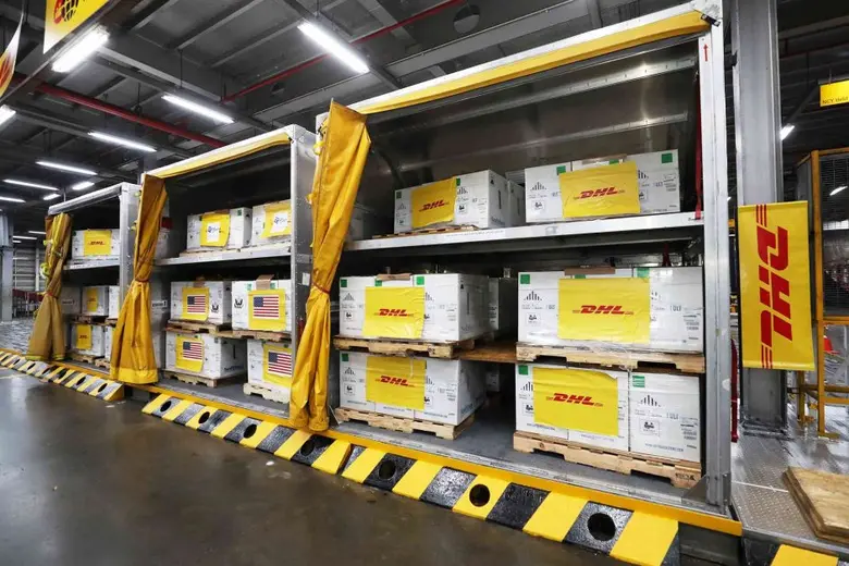 ดีเอชแอล เอ๊กซ์เพรส ขนส่งวัคซีนไฟเซอร์-ไบออนเทค ล็อตบริจาค 1.5 ล้านโดสจากสหรัฐอเมริกาถึงประเทศไทยแล้ว