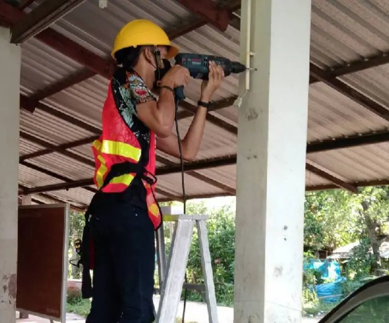 สพร. 7 อุบลฯ ออกบริการตรวจซ่อมระบบแสงสว่างศูนย์พักคอย