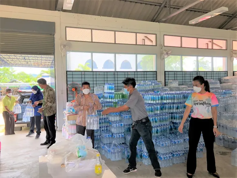 พัฒนาฝีมือแรงงานนราธิวาสมอบสิ่งของเครื่องใช้จำเป็นให้รพ.สนามโรงเรียนราชประชานุเคราะห์ 39